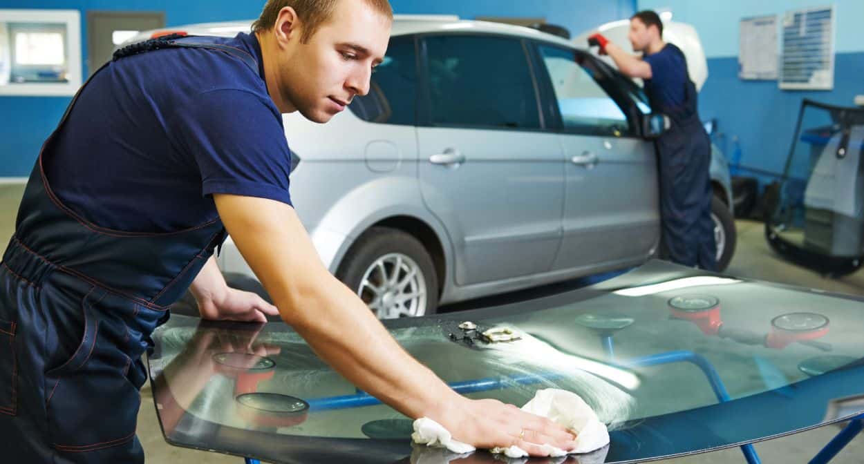 How to Choose a Windshield Repair Service